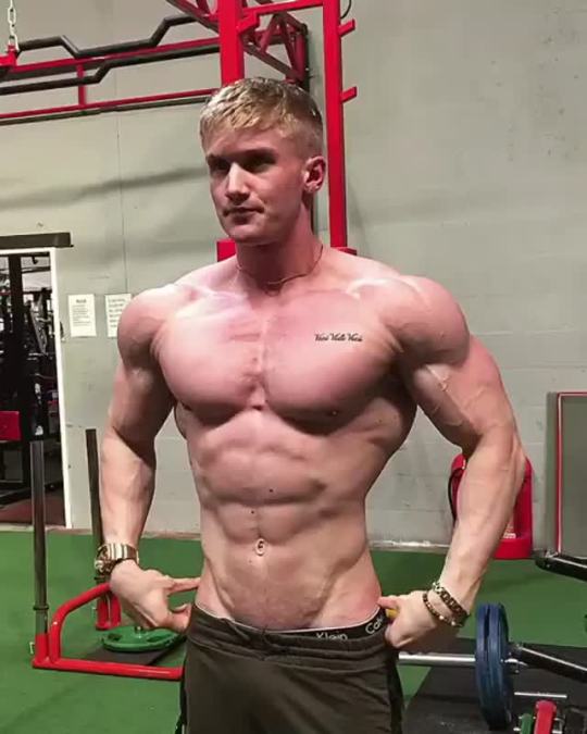 Awesome proportions of Zac Aynsley.